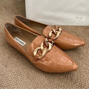 FLOURISH STEVE MADDEN Loafers with Chain Detail 
Pointed Toe design